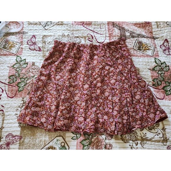 American Eagle Outfitters Dresses & Skirts - American Eagle Women's Skirt Red Floral‎ Mini Flowy Zip Up Size S
